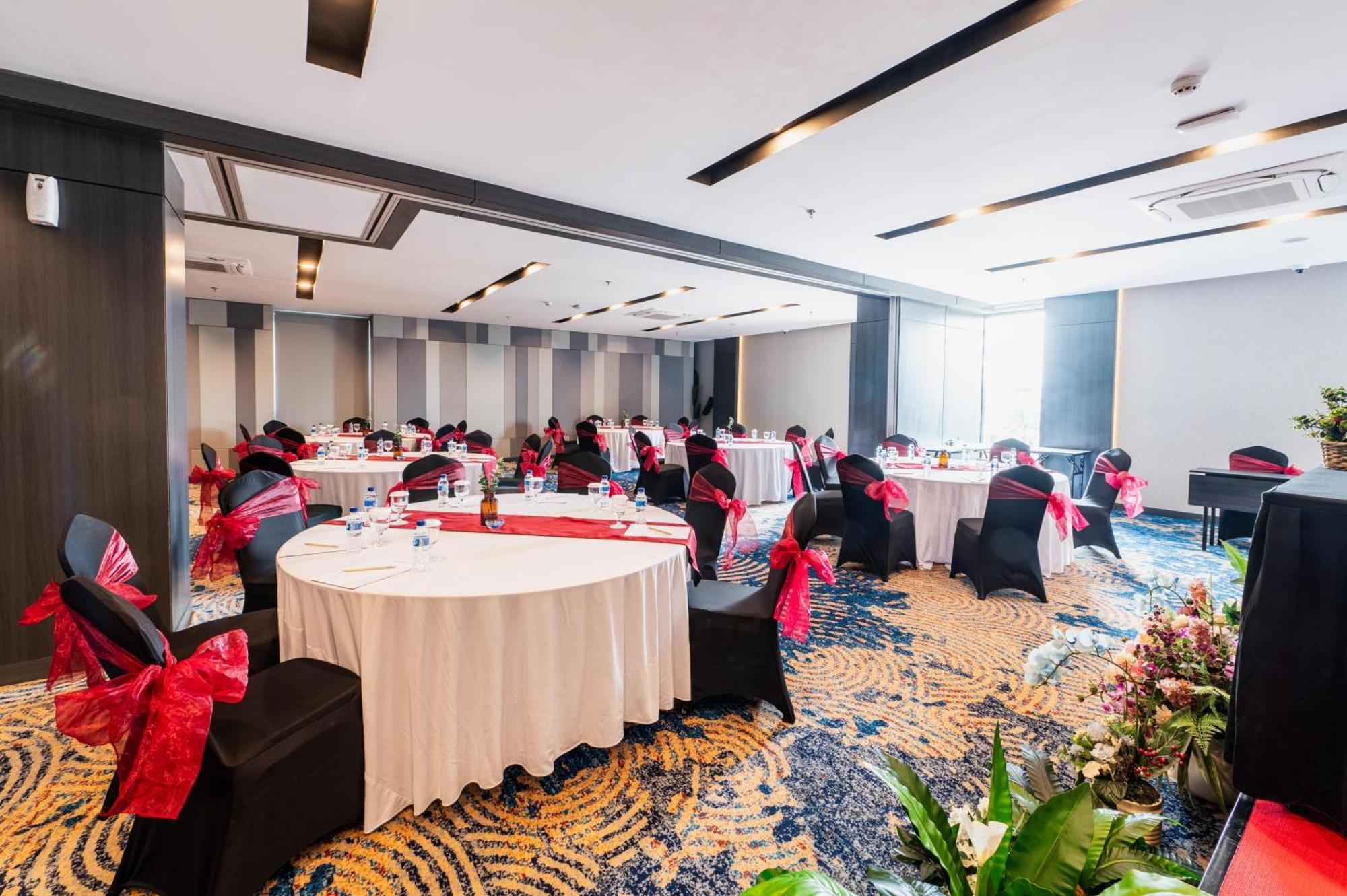 Aston Sorong Hotel & Conference Center Екстер'єр фото